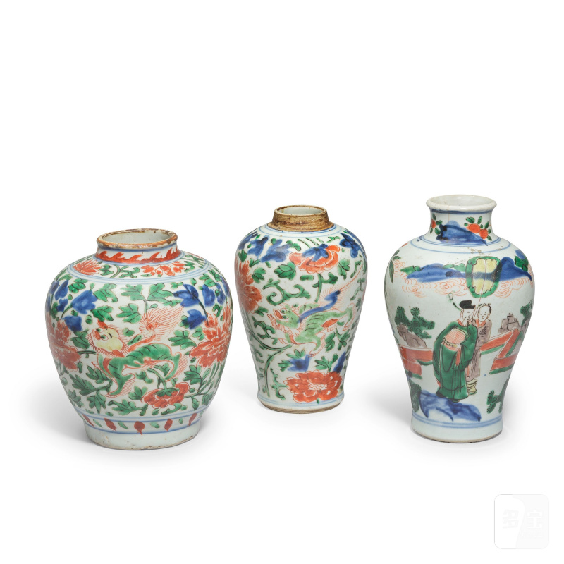 十七世紀 五彩佛獅罐兩件及五彩人物園景圖瓶 | TWO SMALL WUCAI 'BUDDHIST LION' JARS AND A SMALL WUCAI FIGURAL VASE - 图1